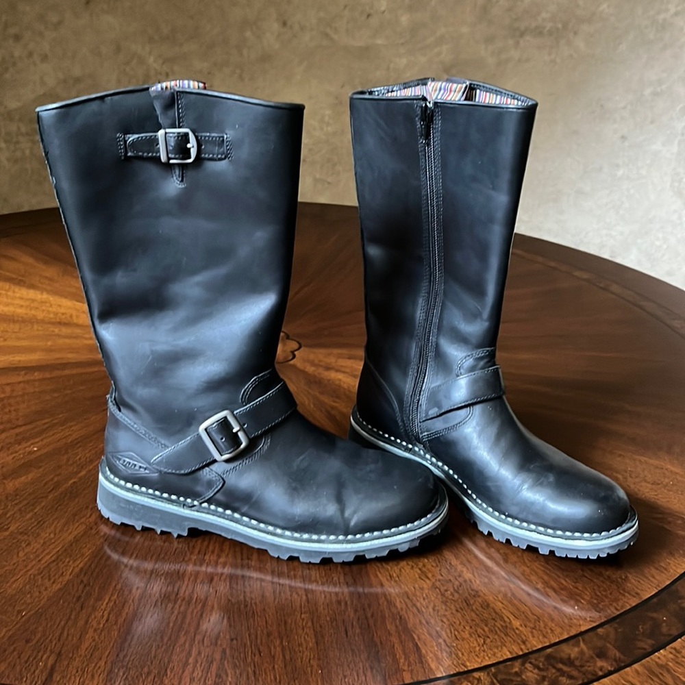 Beautiful black leather Merrell boots size 7